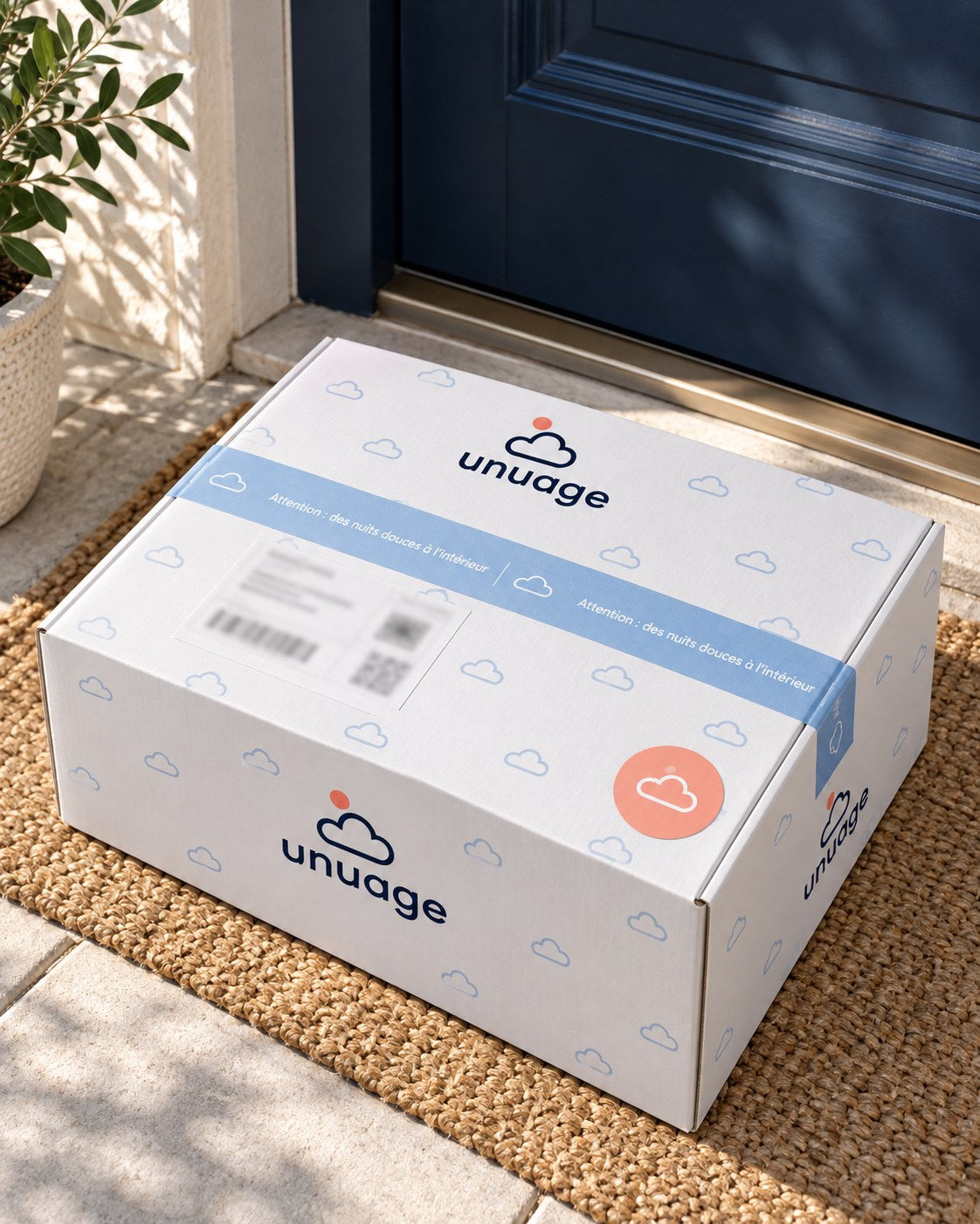 Le carton d'expédition unuage déposé devant la porte